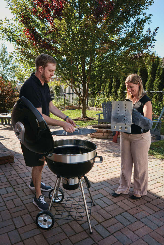 KETTLE SEAZN BREAK:  Napoleon | PRO 22 Charcoal Kettle Grill