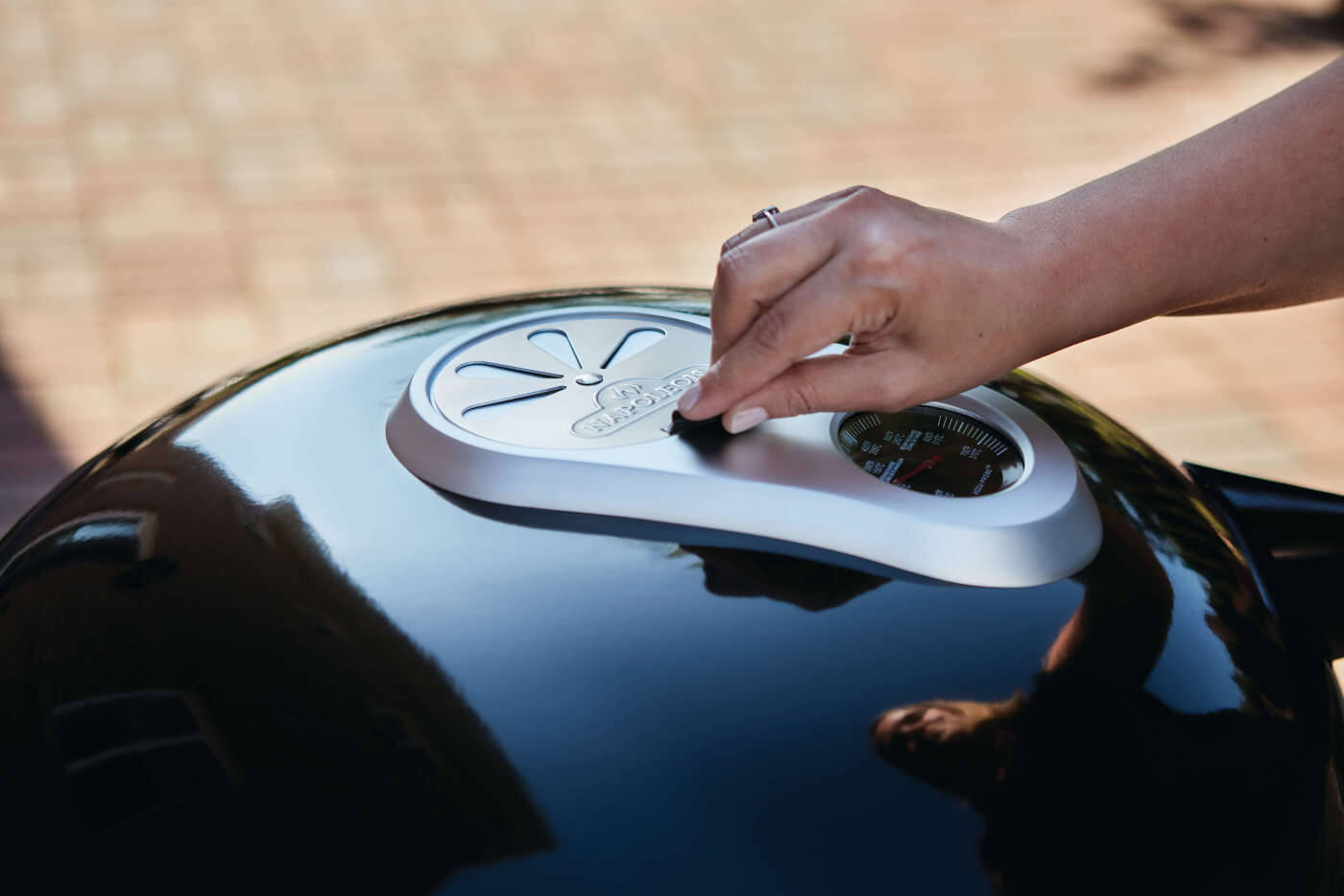 KETTLE SEAZN BREAK:  Napoleon | PRO 22 Charcoal Kettle Grill
