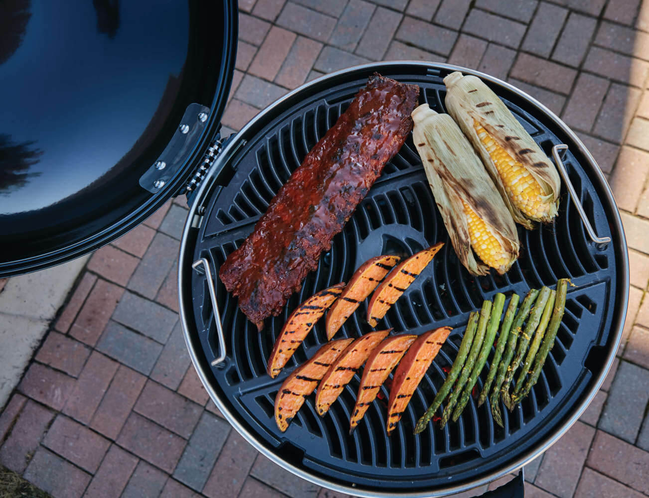 KETTLE SEAZN BREAK:  Napoleon | PRO 22 Charcoal Kettle Grill